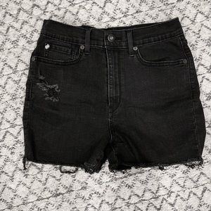 Like New | Levi’s high Rise| distressed shorts